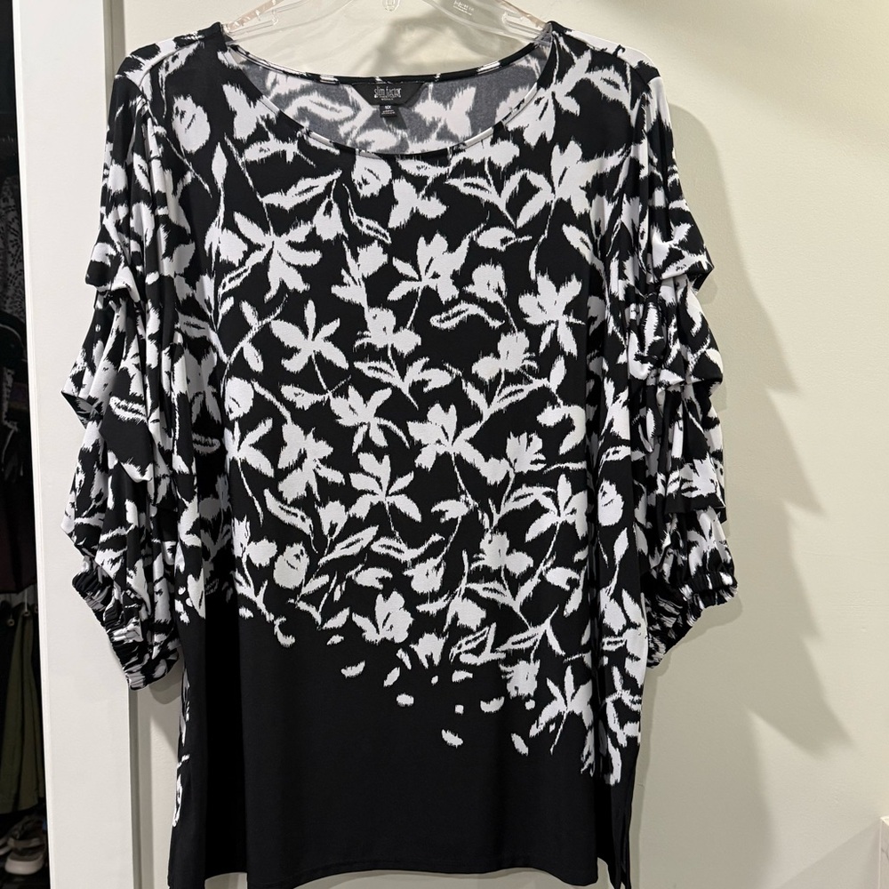 Slim Factor Black and White Floral Blouse